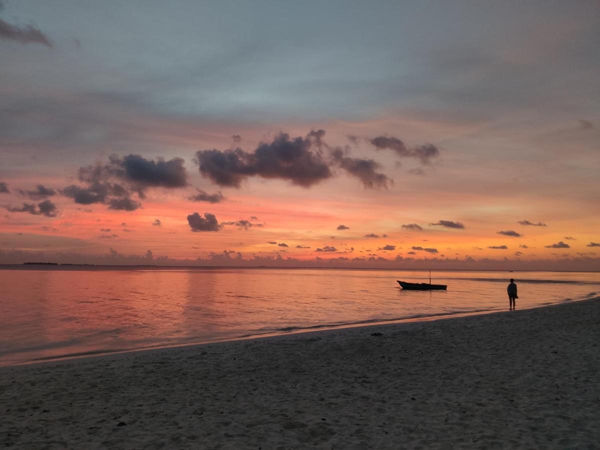 Ukulhas Villa Beach Hotel Bagian luar foto