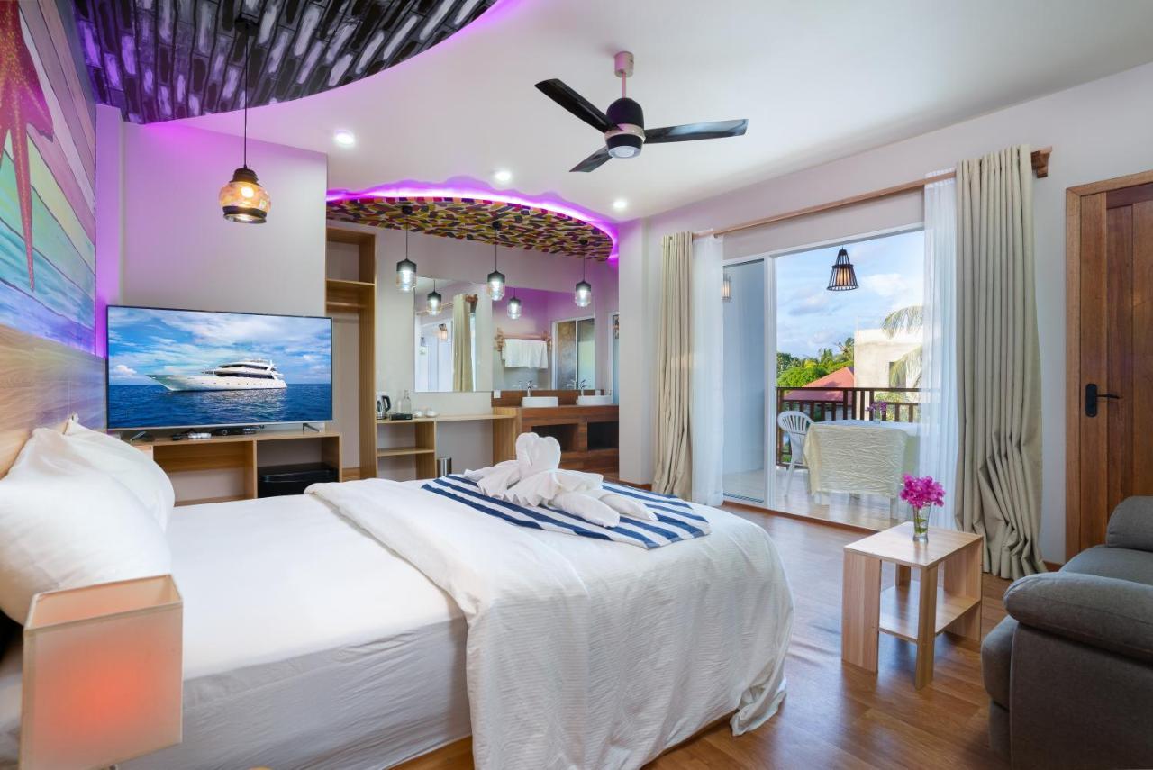 Ukulhas Villa Beach Hotel Bagian luar foto