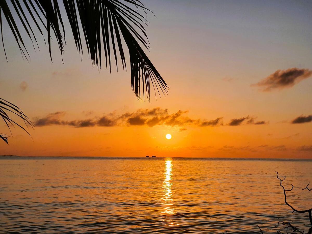 Ukulhas Villa Beach Hotel Bagian luar foto