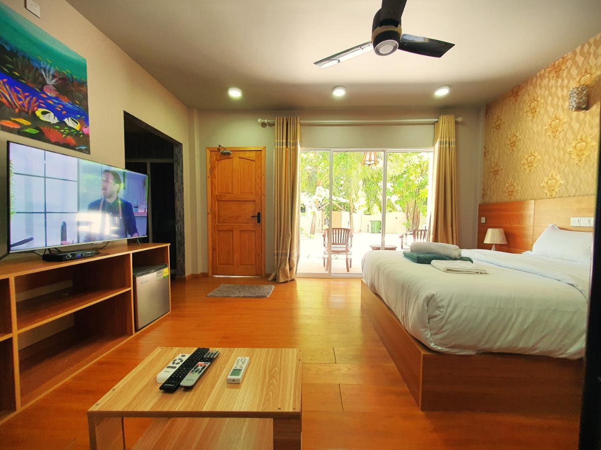Ukulhas Villa Beach Hotel Bagian luar foto