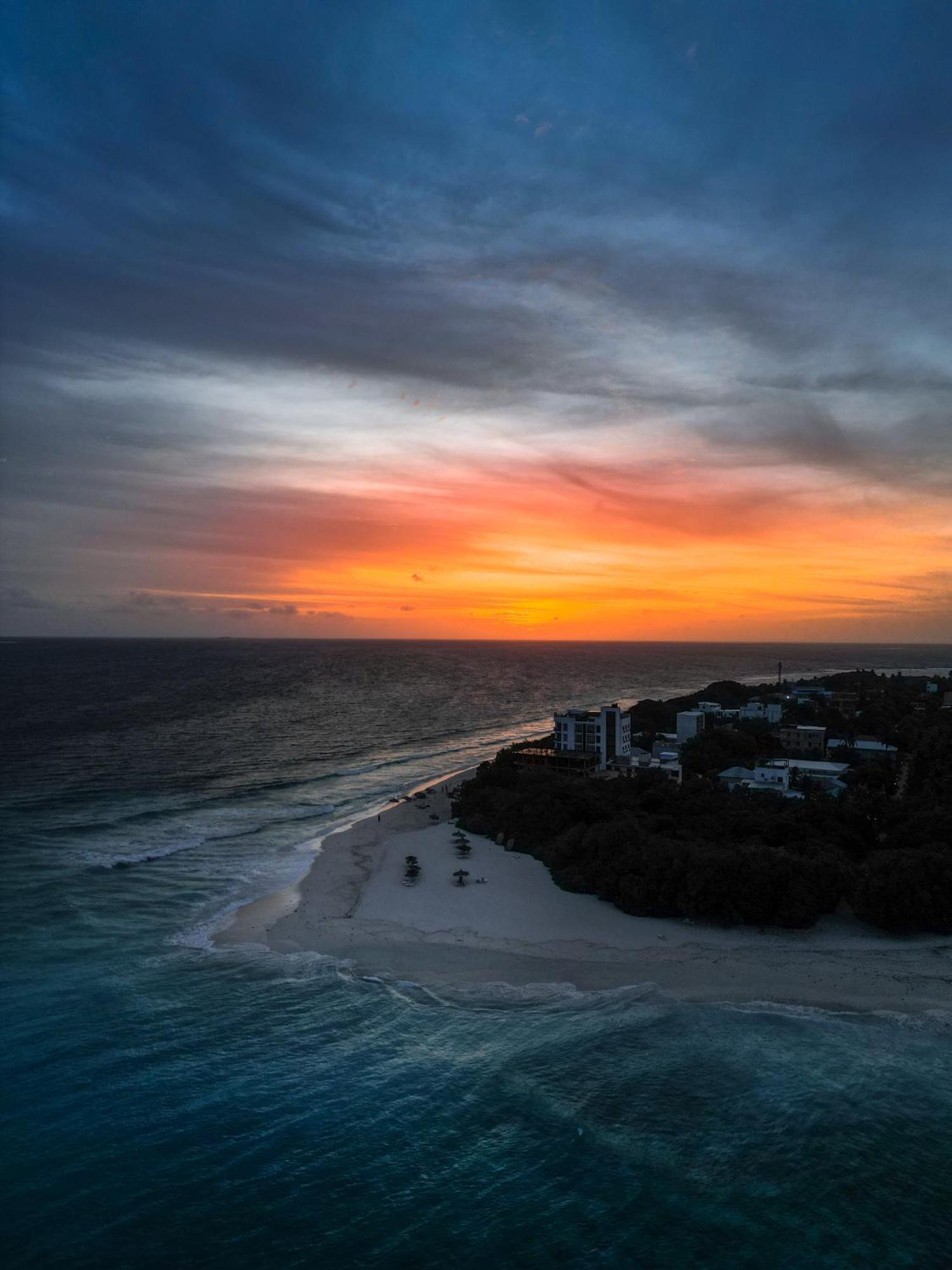 Ukulhas Villa Beach Hotel Bagian luar foto