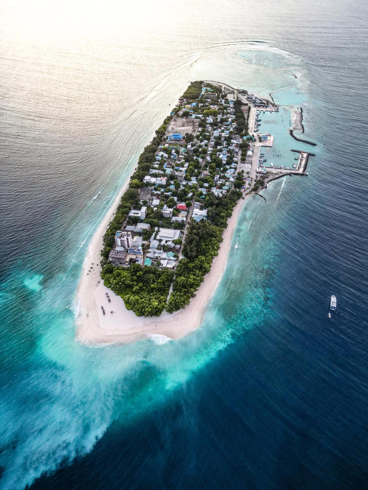 Ukulhas Villa Beach Hotel Bagian luar foto