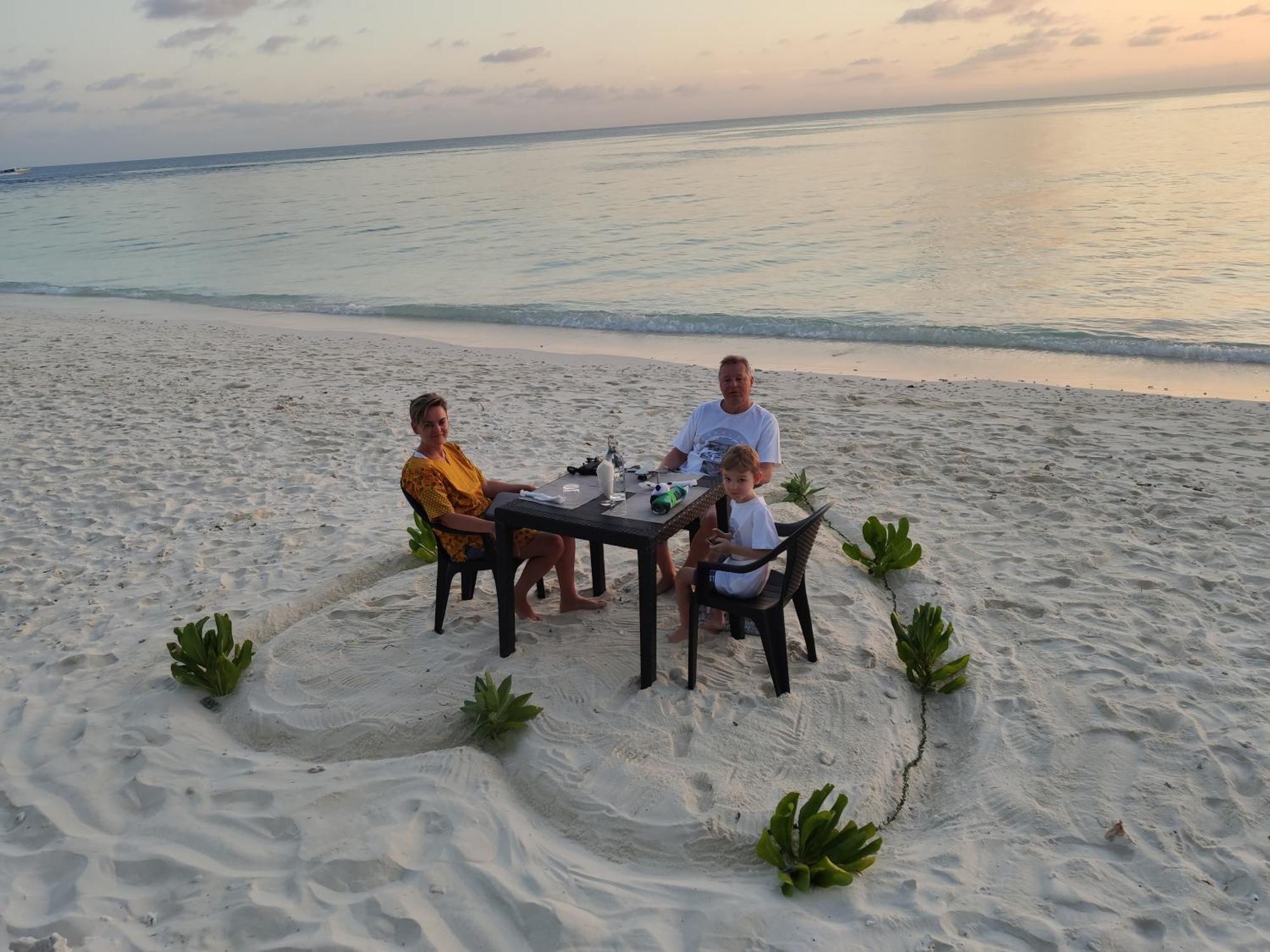 Ukulhas Villa Beach Hotel Bagian luar foto