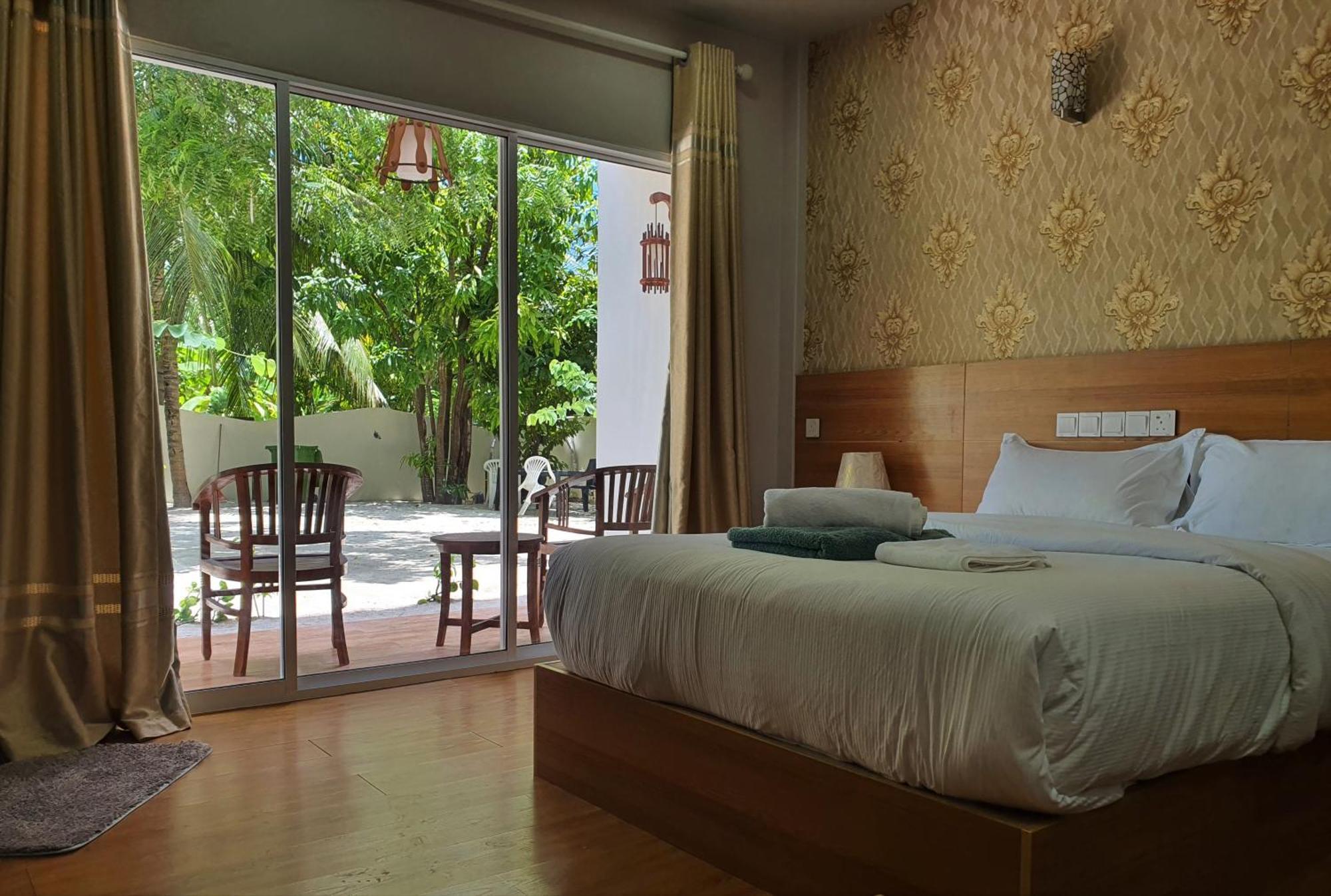 Ukulhas Villa Beach Hotel Bagian luar foto